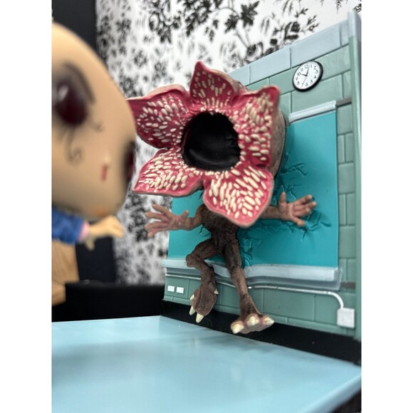 Funko POP! Movie Moments: ST - Eleven & Demogorgon Figure Bookend - Picture 4 of 4